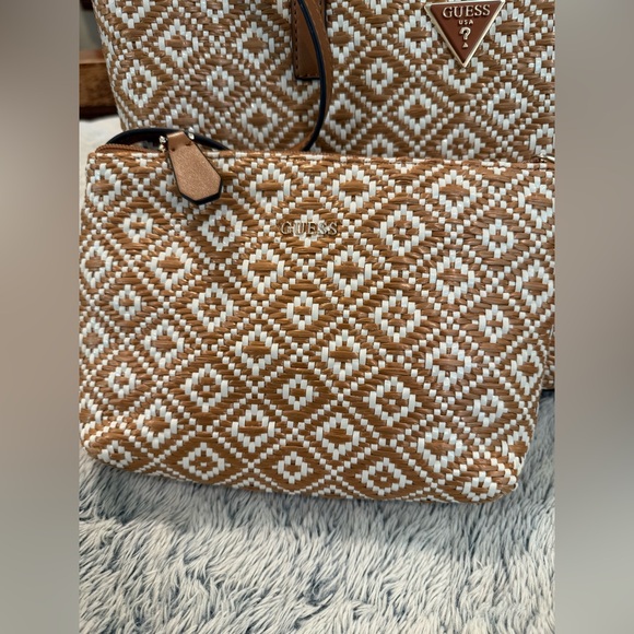 ✨✨NWT Guess Vikky Straw Tote Set✨✨ - Picture 2 of 13